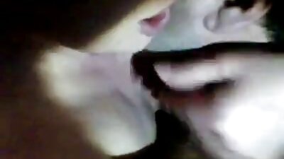 אחות חורגת סקסית נדחפת על ידי סרטי פורנו לצפייה ישירה אחיה על הספה